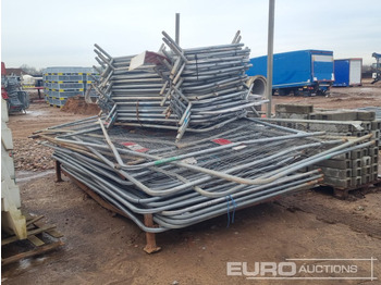 Строительное оборудование Stillage of Heras Fencing, Pallet of Fencing Feet (2 of), Pallet of Breeze Blocks, Bundle of Metal Safety Barriers: фото 2