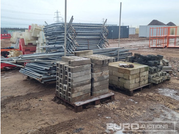 Строительное оборудование Stillage of Heras Fencing, Pallet of Fencing Feet (2 of), Pallet of Breeze Blocks, Bundle of Metal Safety Barriers: фото 3