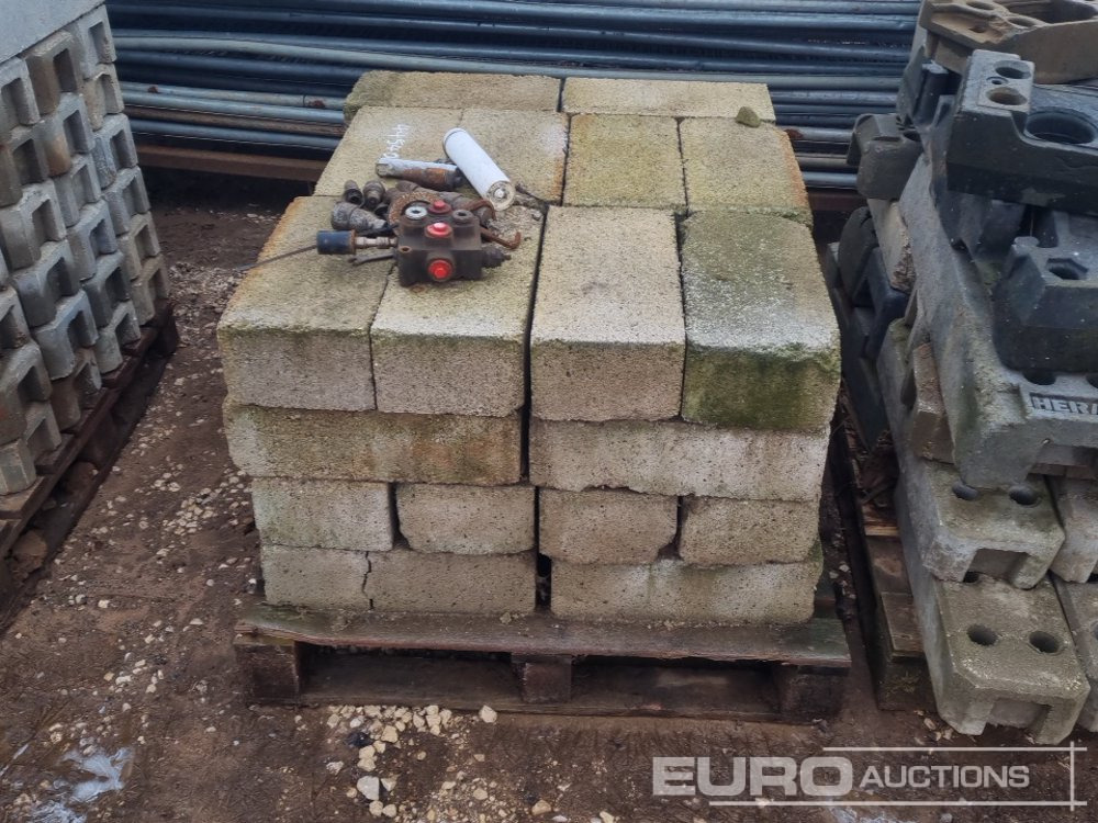 Строительное оборудование Stillage of Heras Fencing, Pallet of Fencing Feet (2 of), Pallet of Breeze Blocks, Bundle of Metal Safety Barriers: фото 8