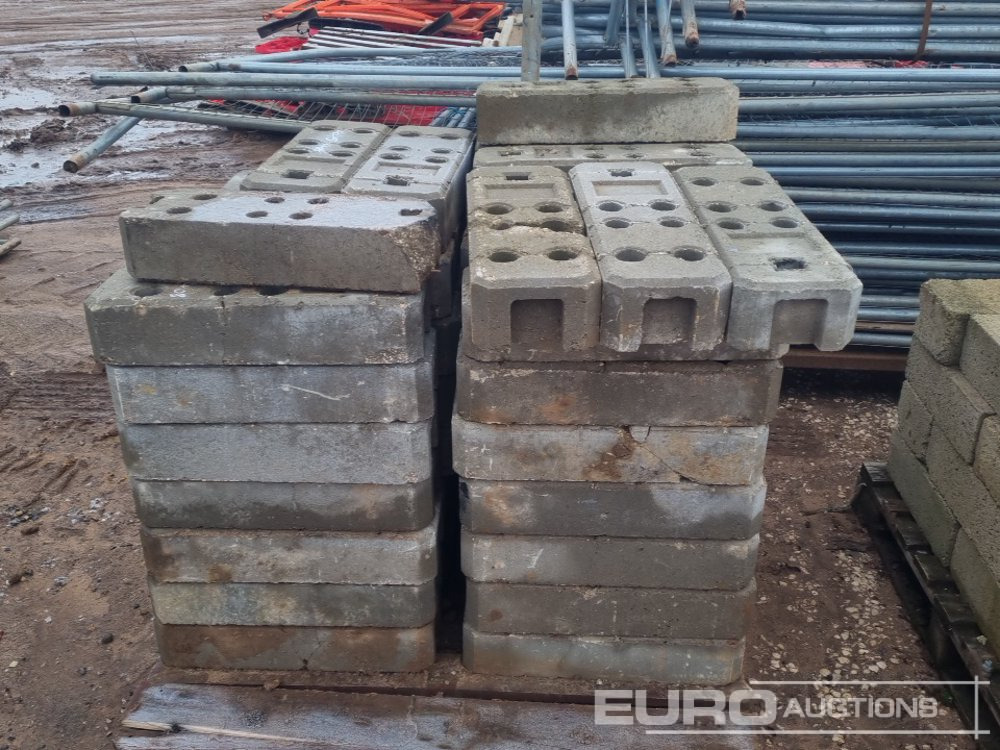 Строительное оборудование Stillage of Heras Fencing, Pallet of Fencing Feet (2 of), Pallet of Breeze Blocks, Bundle of Metal Safety Barriers: фото 9